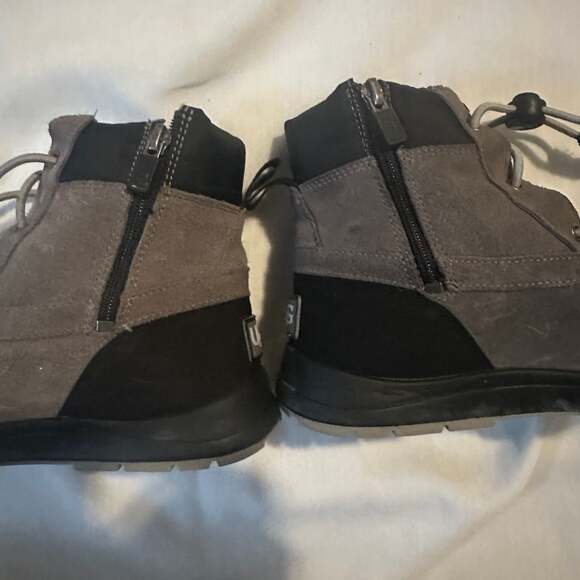 UGG Kids Turlock Waterproof Snow Boots Gray Black Suede - Picture 12 of 13